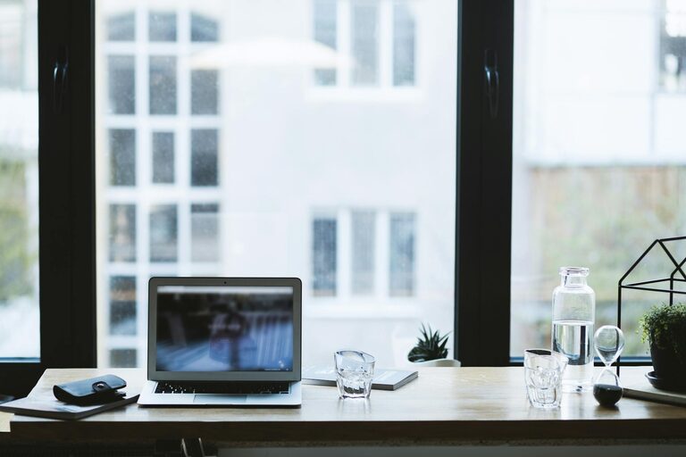 Astuces simples pour organiser un espace de travail productif à la maison